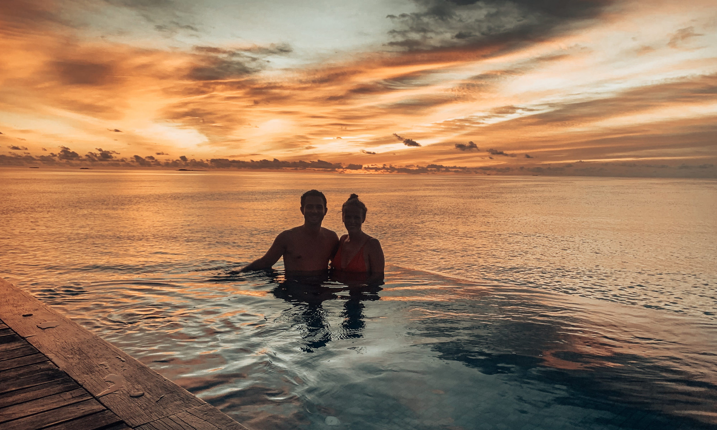Sonnenuntergang im Pool auf den Malediven