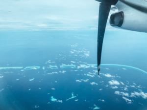 Blick auf Malediven Atoll aus dem Flugzeug